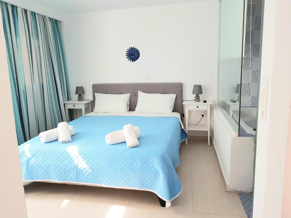 White & Blue Apartment เปริโวลอส ภายนอก รูปภาพ